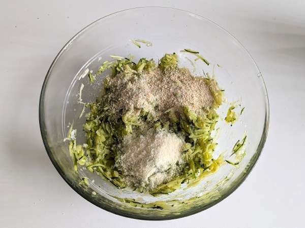 Burger cukini dan kentang dalam penggorengan udara - Persiapan langkah 5