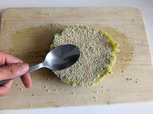 Burger cukini dan kentang dalam penggorengan udara - Persiapan langkah 7