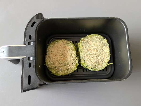 Burger cukini dan kentang dalam penggorengan udara - Persiapan langkah 8