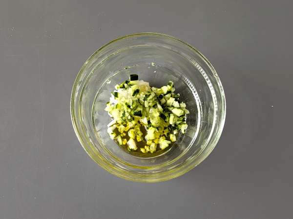 Yoghurt Yunani, mentimun dan saus bawang - Persiapan langkah 1