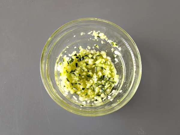 Yoghurt Yunani, mentimun dan saus bawang - Persiapan langkah 2