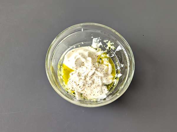 Yoghurt Yunani, mentimun dan saus bawang - Persiapan langkah 3