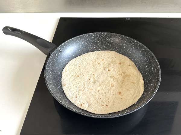 Bungkus Mediterania yang diisi dengan hummus, roket, paprika, dan feta - Persiapan langkah 1