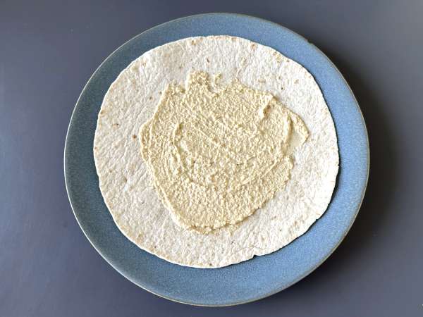 Bungkus Mediterania yang diisi dengan hummus, roket, paprika, dan feta - Persiapan langkah 2