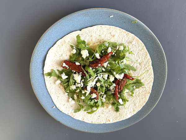 Bungkus Mediterania yang diisi dengan hummus, roket, paprika, dan feta - Persiapan langkah 3