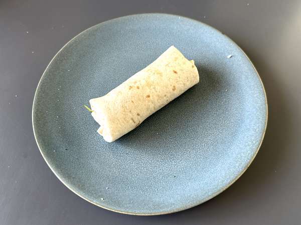 Bungkus Mediterania yang diisi dengan hummus, roket, paprika, dan feta - Persiapan langkah 4