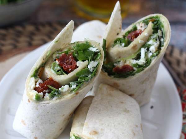 Bungkus Mediterania yang diisi dengan hummus, roket, paprika, dan feta - Persiapan langkah 5