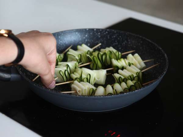 Kebab cukini dengan saus Asia yang lezat dan pedas - Persiapan langkah 5