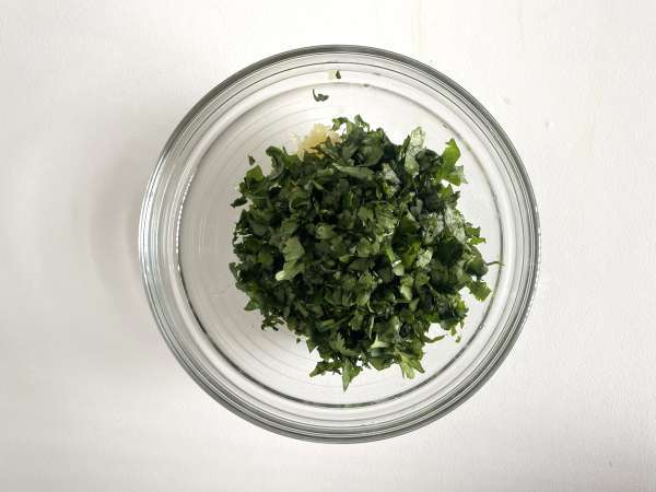 Saus Chimichurri: sentuhan sempurna untuk daging panggang dan barbekyu Anda. - Persiapan langkah 3