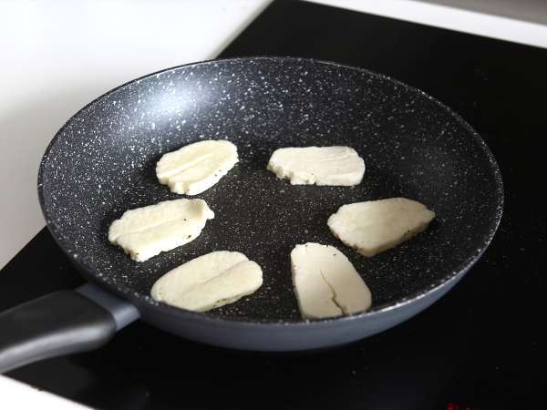 Halloumi goreng manis dan asam dengan madu dan rosemary - Persiapan langkah 3