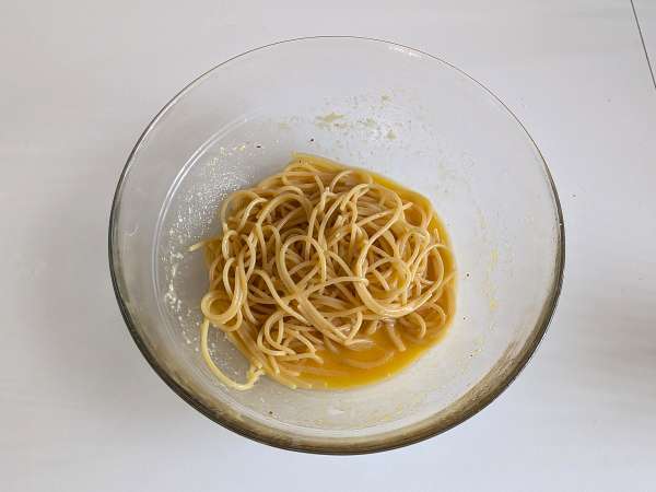 Telur dadar pasta dalam penggorengan udara - Persiapan langkah 4