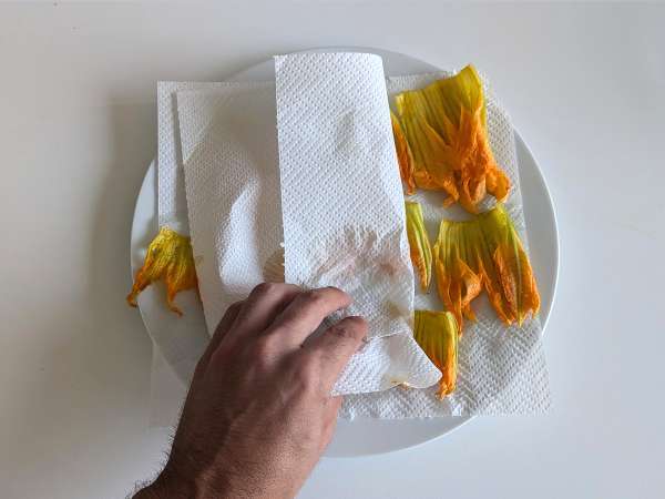 Pasta dengan bunga cukini, ricotta, dan pistachio - Persiapan langkah 3