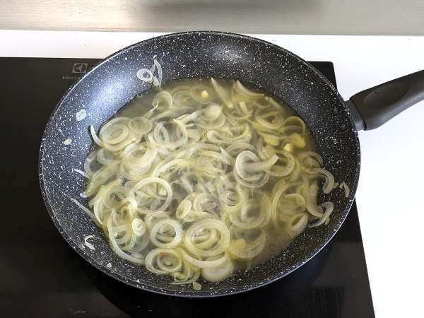 Pasta bawang bombay yang lembut: hidangan pertama yang lezat dan super murah! - Persiapan langkah 3