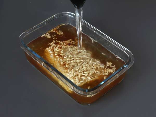 Bagaimana cara Anda memasak mi instan? Resep cepat dengan daging sapi dan jamur! - Persiapan langkah 7