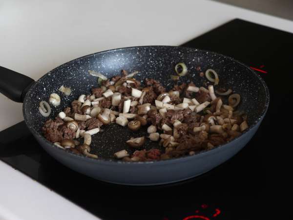 Bagaimana cara Anda memasak mi instan? Resep cepat dengan daging sapi dan jamur! - Persiapan langkah 8