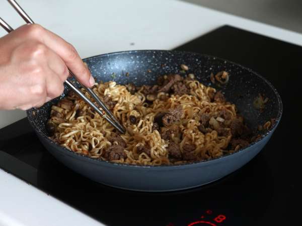 Bagaimana cara Anda memasak mi instan? Resep cepat dengan daging sapi dan jamur! - Persiapan langkah 9