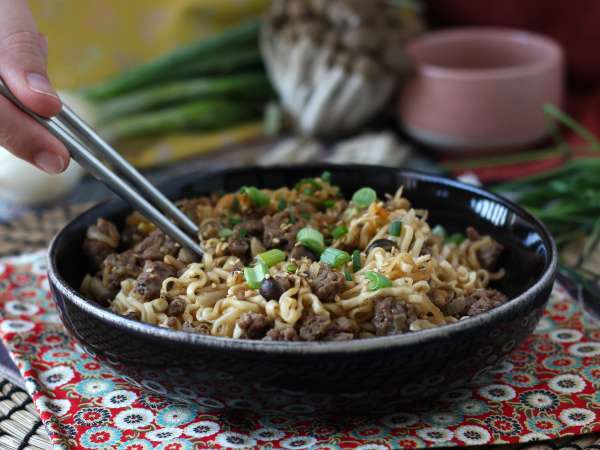 Bagaimana cara Anda memasak mi instan? Resep cepat dengan daging sapi dan jamur! - Persiapan langkah 10