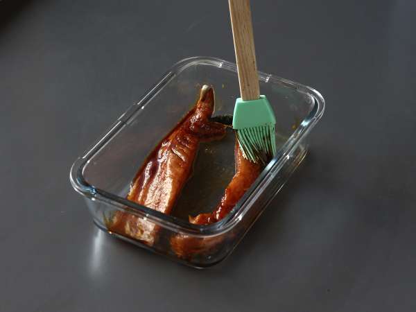 Bagaimana Anda memasak makarel? Cobalah resep yang dibumbui dengan kecap asin dan madu ini! - Persiapan langkah 4