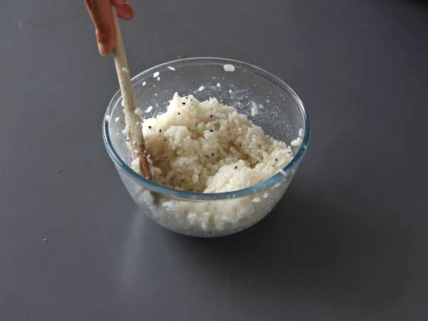 Onigiri tuna, roti lapis nasi segitiga khas Jepang - おにぎり - Persiapan langkah 4