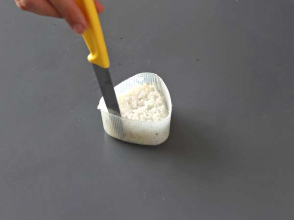 Onigiri tuna, roti lapis nasi segitiga khas Jepang - おにぎり - Persiapan langkah 8