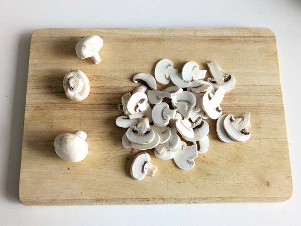 Pasta krim dengan jamur dan sosis - Persiapan langkah 1