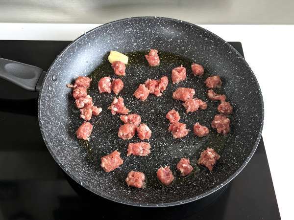 Pasta krim dengan jamur dan sosis - Persiapan langkah 2