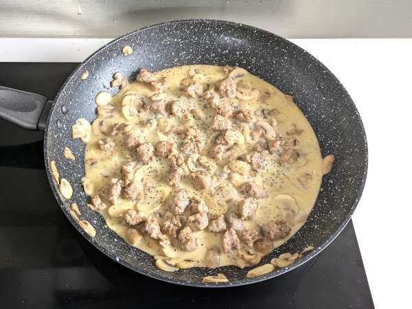 Pasta krim dengan jamur dan sosis - Persiapan langkah 6