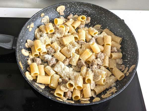 Pasta krim dengan jamur dan sosis - Persiapan langkah 7