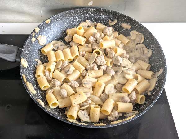 Pasta krim dengan jamur dan sosis - Persiapan langkah 8
