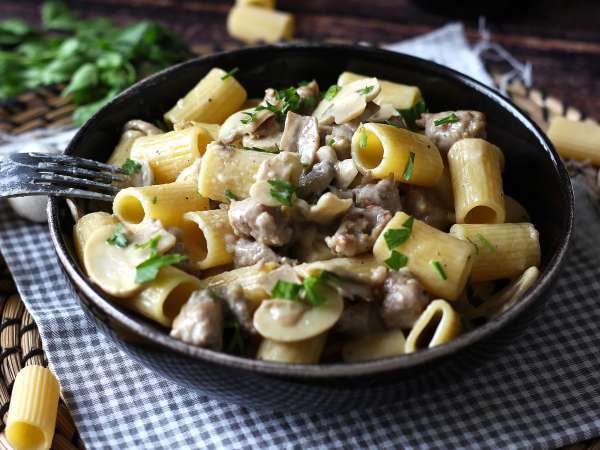 Pasta krim dengan jamur dan sosis - Persiapan langkah 9