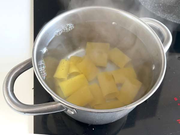 Pasta dengan krim ricotta dan kemangi - Persiapan langkah 1