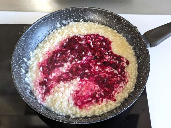 Risotto bit dan gorgonzola: ledakan warna dan rasa yang kuat - Persiapan langkah 6