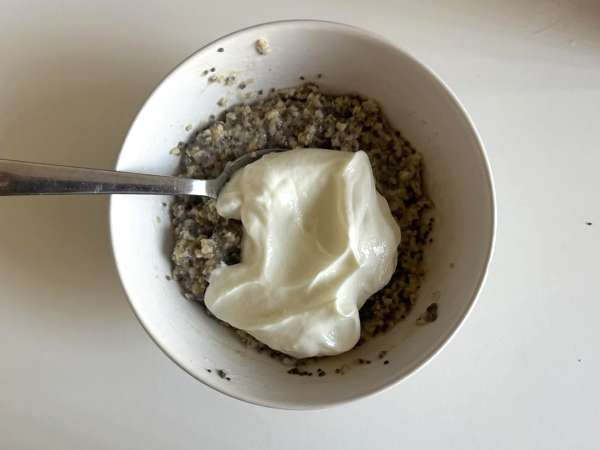 Overnight oat buah merah dan cokelat, sarapan yang sehat dan mengenyangkan! - Persiapan langkah 3