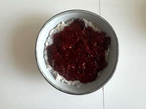 Overnight oat buah merah dan cokelat, sarapan yang sehat dan mengenyangkan! - Persiapan langkah 5