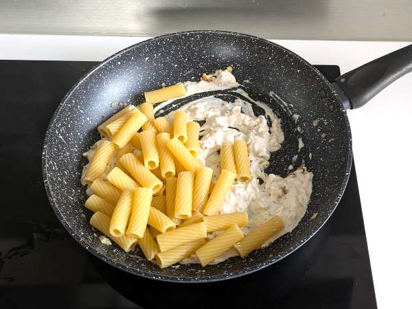 Pasta dengan ricotta dan kenari: lembut dan renyah - Persiapan langkah 6