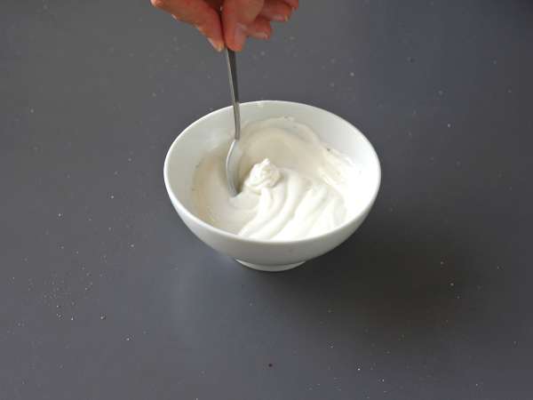 Telur ala Turki di atas dasar yoghurt dengan minyak pedas - çilbir - Persiapan langkah 1