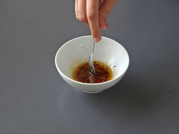 Telur ala Turki di atas dasar yoghurt dengan minyak pedas - çilbir - Persiapan langkah 2