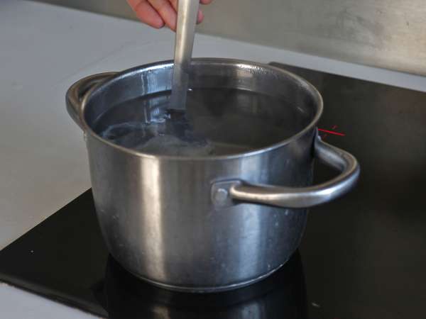 Telur ala Turki di atas dasar yoghurt dengan minyak pedas - çilbir - Persiapan langkah 3