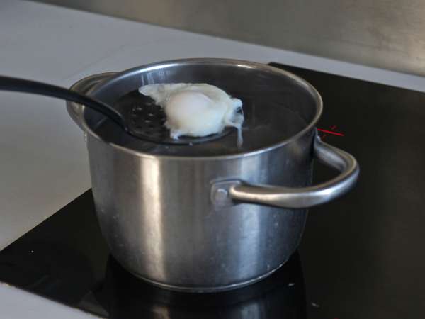 Telur ala Turki di atas dasar yoghurt dengan minyak pedas - çilbir - Persiapan langkah 4