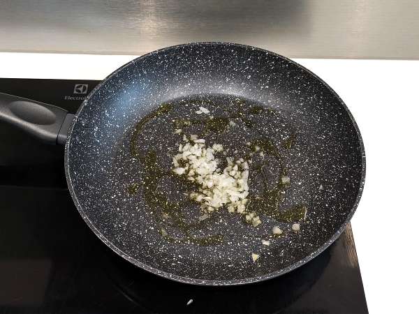 Pasta dengan bacon: mudah, murah dan lembut - Persiapan langkah 1