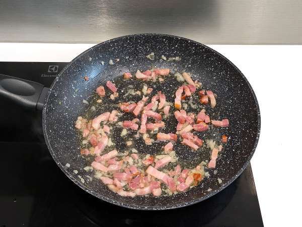 Pasta dengan bacon: mudah, murah dan lembut - Persiapan langkah 2