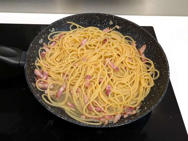 Pasta dengan bacon: mudah, murah dan lembut - Persiapan langkah 4