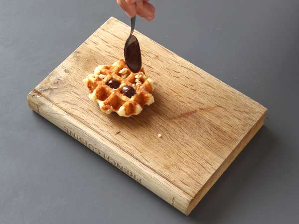 Wafel buah, cokelat, dan krim kocok - Persiapan langkah 3