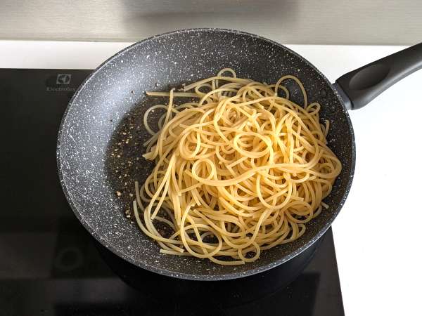 Spaghetti cacio e pepe: 3 bahan, ledakan rasa! - Persiapan langkah 5