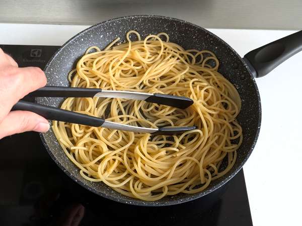 Spaghetti cacio e pepe: 3 bahan, ledakan rasa! - Persiapan langkah 6