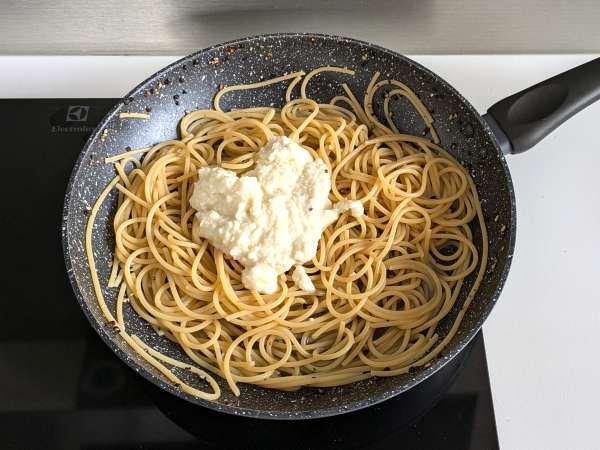 Spaghetti cacio e pepe: 3 bahan, ledakan rasa! - Persiapan langkah 8