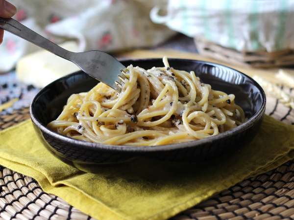 Spaghetti cacio e pepe: 3 bahan, ledakan rasa! - Persiapan langkah 10
