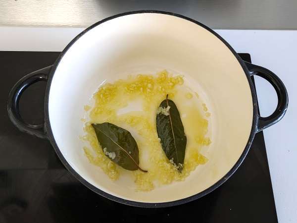 Pasta dengan saus sosis: hidangan sederhana dengan rasa yang kuat - Persiapan langkah 2