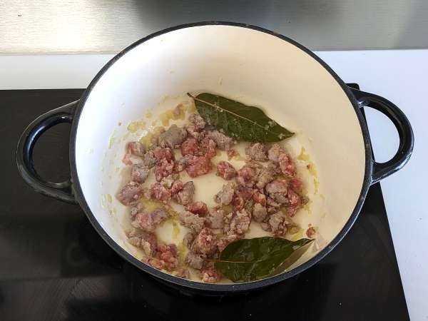 Pasta dengan saus sosis: hidangan sederhana dengan rasa yang kuat - Persiapan langkah 3