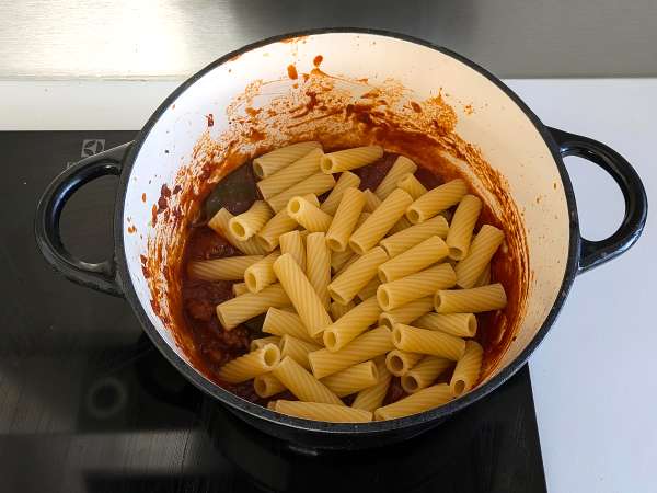 Pasta dengan saus sosis: hidangan sederhana dengan rasa yang kuat - Persiapan langkah 7